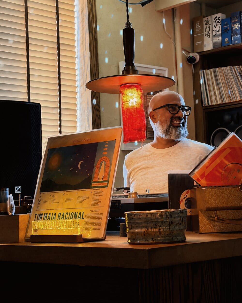 Steven Fernandez behind the decks, Tim Maia's Racional on the now playing stand
